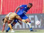 aksi-penyerang-arema-fc-dalberto-luan-saat-menghadapi-dewa-united-di-liga-1.jpg