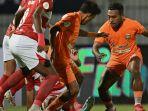 aksi-penyerang-borneo-fc-terens-puhiri-saat-melawan-madura-united-championship-series-liga-1.jpg