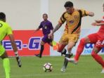 aksi-penyerang-mitra-kukar-fernando-rodriguez-ortega_20180324_185205.jpg