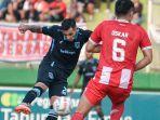 aksi-penyerang-persela-lamongan-silvio-escobar-saat-melawan-deltras-sidoarjo-di-liga-2.jpg