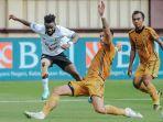 aksi-penyerang-pss-sleman-elvis-kamsoba-melawan-bhayangkara-fc-pekan-25-liga-1.jpg