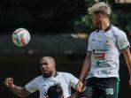 aksi-penyerang-pss-sleman-hokky-caraka-melawan-bhayangkara-fc-pekan-25-liga-1.jpg