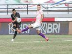 aksi-penyerang-pss-sleman-wander-luiz-kiri-melepaskan-tembakan-ke-gawang-persik-kediri.jpg