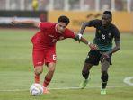 aksi-penyerang-timnas-indonesia-ragnar-oratmangoen-saat-lawan-tanzania.jpg