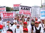 aksi-perawat-honorer-di-gedung-dpr_20170316_153949.jpg