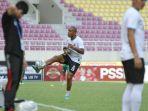 aksi-pesepak-bola-madura-united-pedro-henrique-mengontrol-bola.jpg