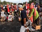 aksi-petani-kendeng-memasung-kaki-dengan-semen_20170320_201559.jpg