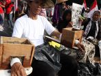 aksi-petani-kendeng-memasung-kaki-dengan-semen_20170320_201636.jpg