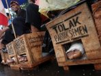 aksi-petani-kendeng-memasung-kaki-dengan-semen_20170320_201725.jpg