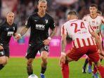 aksi-phillip-tietz-augsburg-saat-menggiring-bola-di-laga-bundesliga.jpg