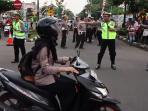 aksi-polisi-yang-joget-sambil-atur-lalu-lintas_20160922_193308.jpg