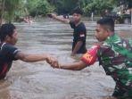 aksi-prajurit-kodam-xivhsn-tak-peduli-kondisi-banjir-demi-selamatkan-nyawa-manusia.jpg