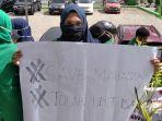 aksi-protes-mahasiswa-iain-ambon-di-kantor-kanwil-agama-maluku.jpg