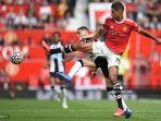 aksi-raphael-varane-di-old-trafford.jpg