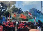 aksi-ratusan-buruh-di-patung-kuda-1.jpg