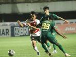 aksi-samuel-christianson-saat-membela-madura-united.jpg