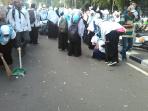 aksi-santri-daarut-tauhid-bandung-bersihkan-jalan-di-tengah-aksi-unjuk-rasa_20161104_170356.jpg
