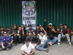 aksi-segel-kantor-grab-di-surabaya.jpg