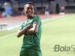 aksi-selebrasi-gelandang-persebaya-surabaya-irfan-jaya_20181004_053901.jpg