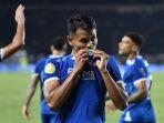 aksi-selebrasi-penyerang-persib-bandung-dimas-drajad-saat-melawan-arema-fc-di-liga-1.jpg