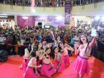 aksi-selfie-bareng-personil-cherrybelle-di-mal-ska-pekanbaru_20160606_132533.jpg