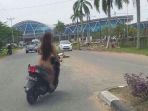 aksi-seorang-perempuan-yang-nekat-mengendarai-sepeda-motor_20170116_070644.jpg