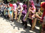 aksi-seribu-kentungan-tolak-pengosongan-rumah_20160801_012159.jpg