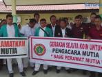 aksi-solidaritas-untuk-mutia-perawat-berstatus-tersangka_20160411_215213.jpg