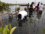 aksi-sosial-qnet-indonesia-tanam-mangrove-di-marunda_20170830_200652.jpg