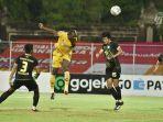 aksi-striker-bhayangkara-fc-herman-dzumafo-epandi.jpg