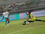 aksi-striker-persib-bandung-david-da-silva-mencetak-gol-ke-gawang-psm-makassar.jpg
