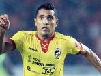 aksi-striker-sriwijaya-fc-alberto-goncalves_20180207_131953.jpg