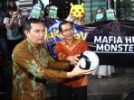 aksi-tangkap-makumon-go-di-kpk_20160727_185129.jpg