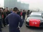 aksi-tarik-mobil-di-china_20170404_193759.jpg