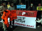 aksi-teatrikal-di-kpk-terkait-korupsi-sektor-sda_20190705_200908.jpg