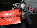 aksi-teatrikal-di-kpk-terkait-korupsi-sektor-sda_20190705_201558.jpg