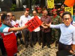 aksi-teatrikal-kartu-merah-untuk-aris-budiman_20170831_163042.jpg