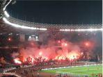 aksi-the-jakmania-menyalakan-flare-di-stadion-utama-gelora-bung-karno.jpg