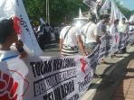 aksi-tolak-reklamasi_20160710_203228.jpg