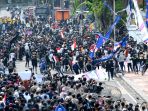 aksi-tolak-uu-cipta-kerja-di-surabaya-berujung-rusuh_20201008_214525.jpg