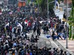 aksi-tolak-uu-cipta-kerja-di-surabaya-berujung-rusuh_20201008_215021.jpg