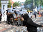 aksi-tolak-uu-cipta-kerja-di-surabaya-berujung-rusuh_20201009_112926.jpg