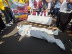 Seorang Pedemo Tolak RUU Kesehatan Dehidrasi Hingga Harus Diinfus Setelah Satu Jam Pakai Baju Hazmat