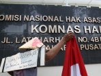 aksi-tuntut-selidiki-pelanggaran-ham_20150928_213711.jpg