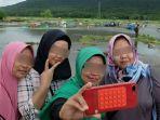aksi-turis-berselfie-di-lokasi-tsunami-disoroti-media-asing.jpg