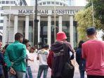 aksi-unjuk-rasa-di-depan-gedung-mk.jpg
