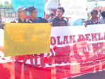 aksi-unjuk-rasa-menolak-deklarasi-2019-ganti-presiden_20180824_151502.jpg