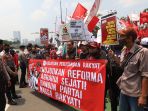 aksi-unjuk-rasa-petani-dan-buruh-di-dpr_20220927_145504.jpg