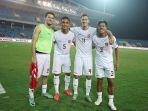 aksi-wahyu-prasetyo-paling-kanan-bersama-bek-timnas-indonesia.jpg
