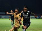 aksi-winger-persib-bandung-febri-hariyadi-dalam-pertandingan-pekan-ketujuh.jpg